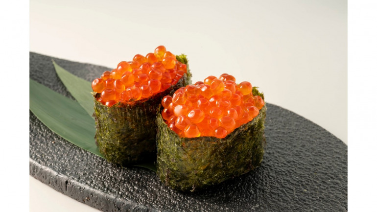 Ikura (salmon roe) gunkan